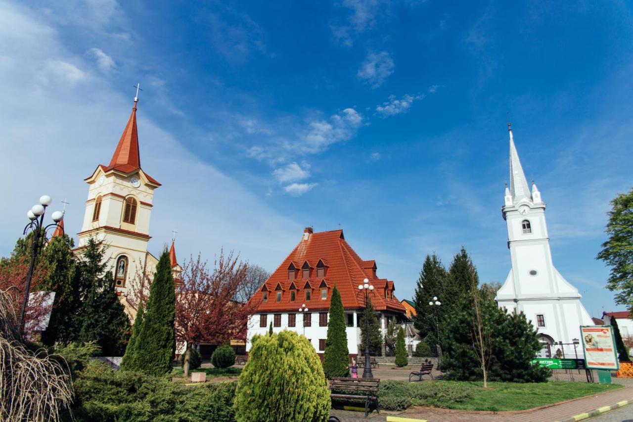 Готель Тячів Exteriér fotografie