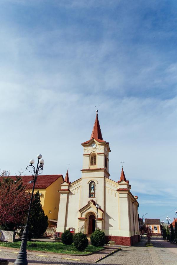 Готель Тячів Exteriér fotografie
